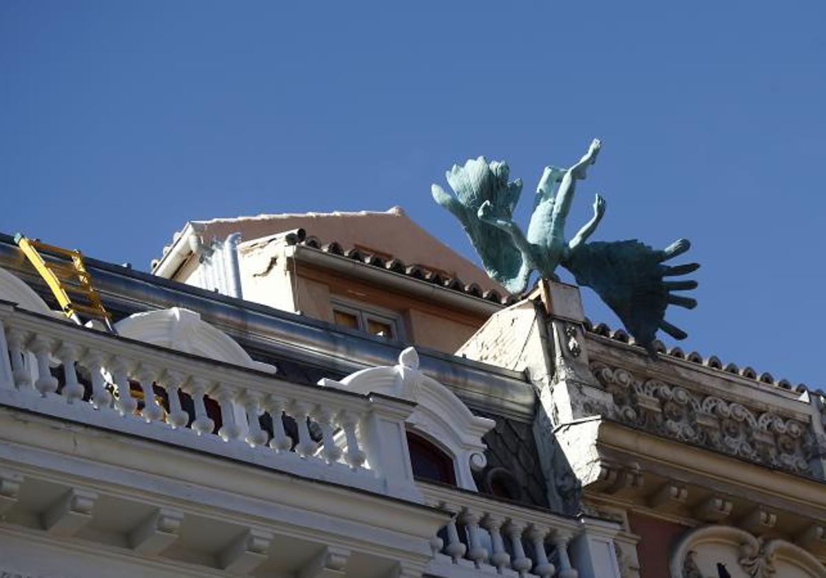 Escultura de un ángel caído en el cruce de la calle Mayor con la calle de Milaneses