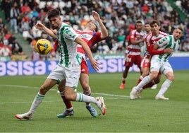 Théo Zidane protege el balón durante un partido en El Arcángel