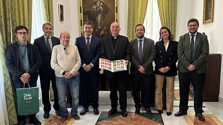 El obispo de Almería muestra el álbum de HolyCards de la Semana Santa de Almería