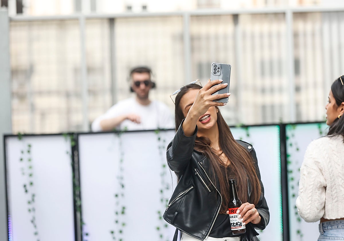 Imagen de archivo de una mujer durante un festival en Valencia