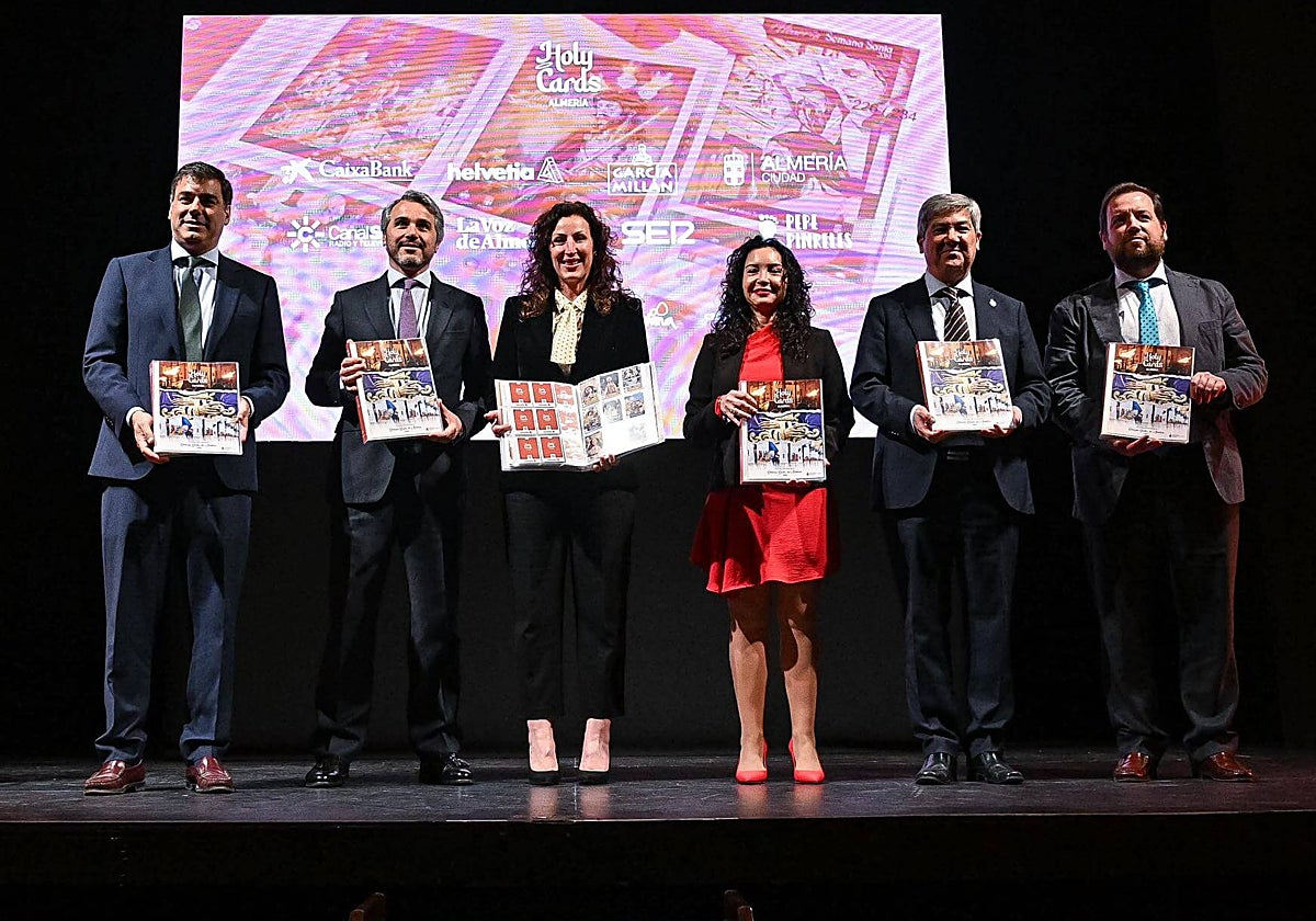 La alcaldesa de Almería junto a otros representantes en la presentación de las Holy Cards