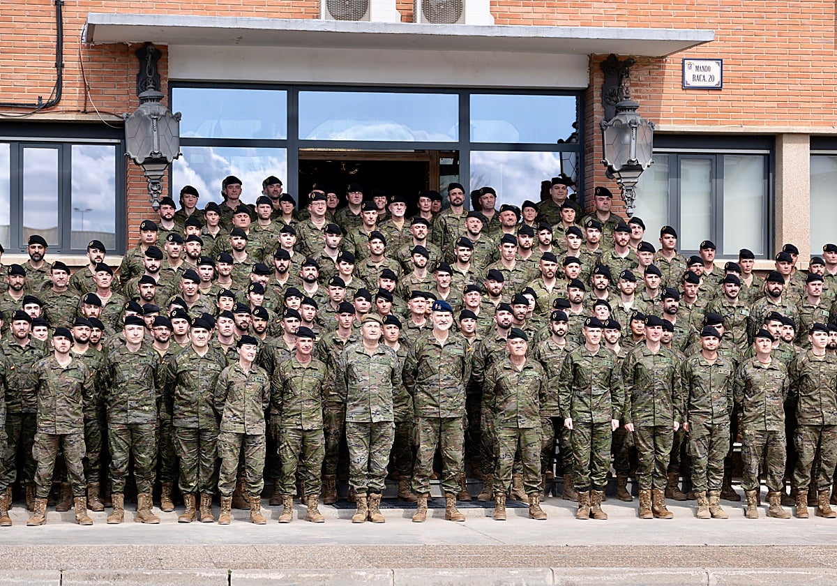 Felipe VI visita la brigada Aragón I en Zaragoza
