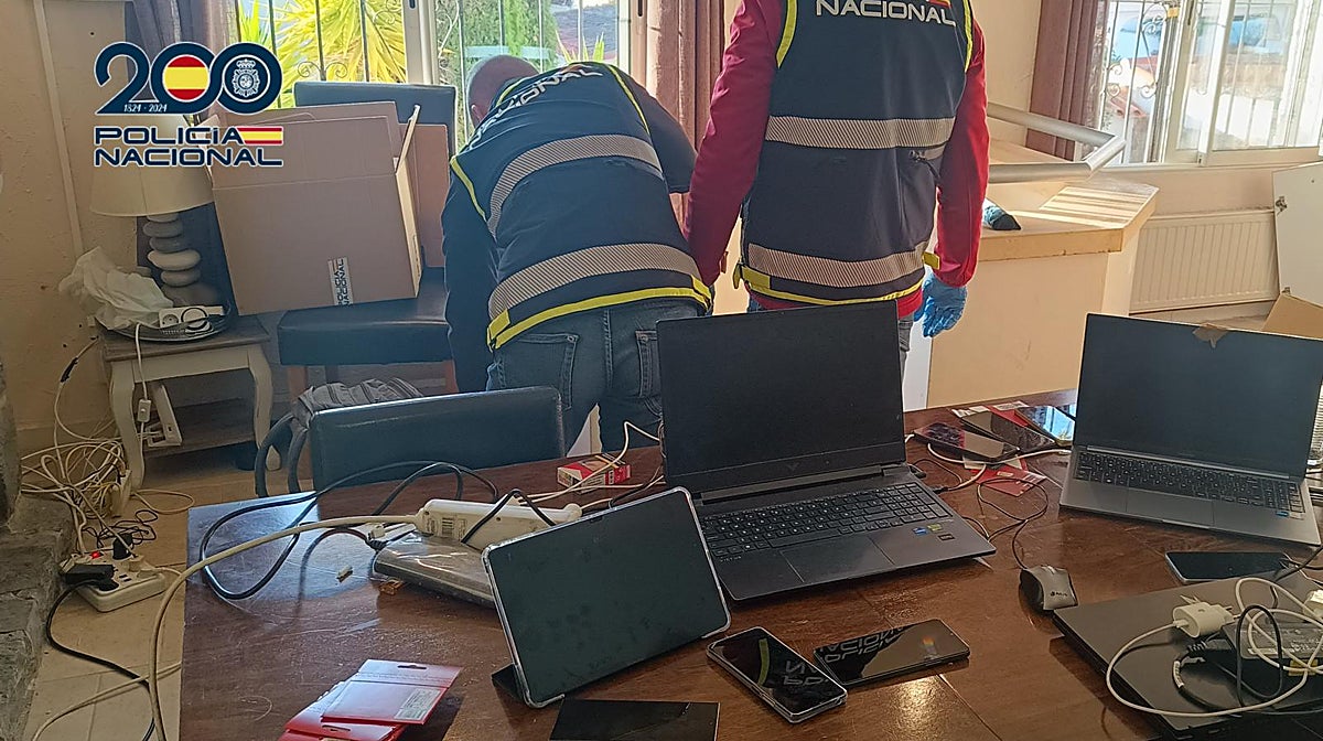 Investigadores de la Policía Nacional en el 'call center' de Alicante desde donde se cometieron las estafas