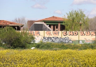 El Ayuntamiento inicia el proceso para desalojar a las tres familias okupas del viejo centro de ocio de la Peraleda