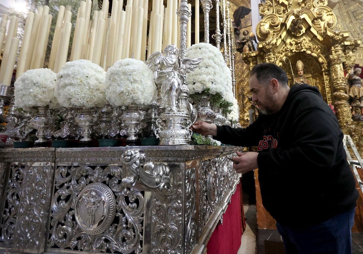 Rafael Barón prepara el exorno del palio de la Candelaria para la Semana Santa de 2024