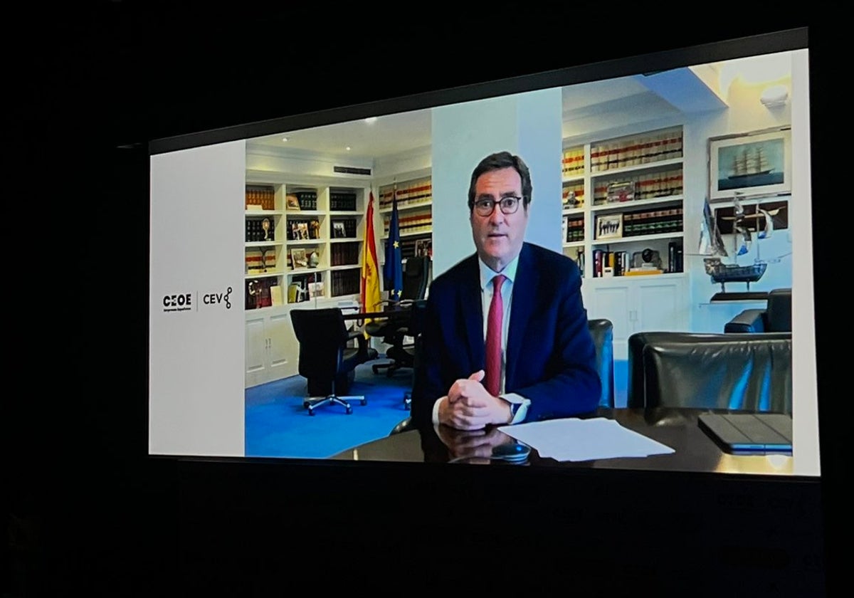 Imagen del presidente de la CEOE, Antonio Garamendi, durante su intervención en remoto en un acto de la CEV en Valencia