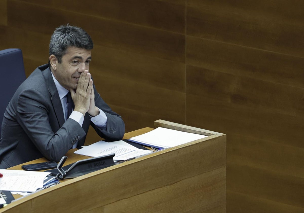 El presidente de la Generalitat, Carlos Mazón, en su escaño durante la sesión de control en las Cortes Valencianas