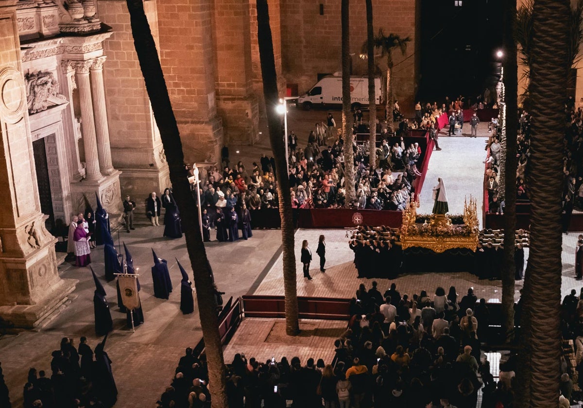 Carrera oficial en la Plaza de la Catedral de Almería el Jueves Santo de 2024
