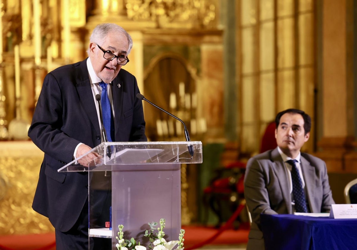 El presidente del Tribunal Constitucional, Cándido Conde-Pumpido (i); junto al consejero de Justicia, José Antonio Nieto, en un acto en Cádiz el pasado 18 de marzo