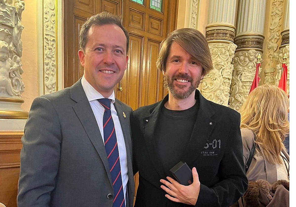 Caros Velázquez con Manuel, el hijo de Concha Velasco, que ha recogido,  en nombre de su madre, el I Premio Huellas de Teresa