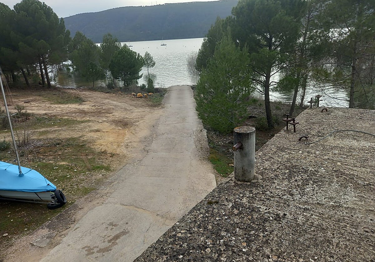 El agua del Tajo vuelve a tocar el embarcadero de Las Brisas en Sacedón tras décadas de sequía