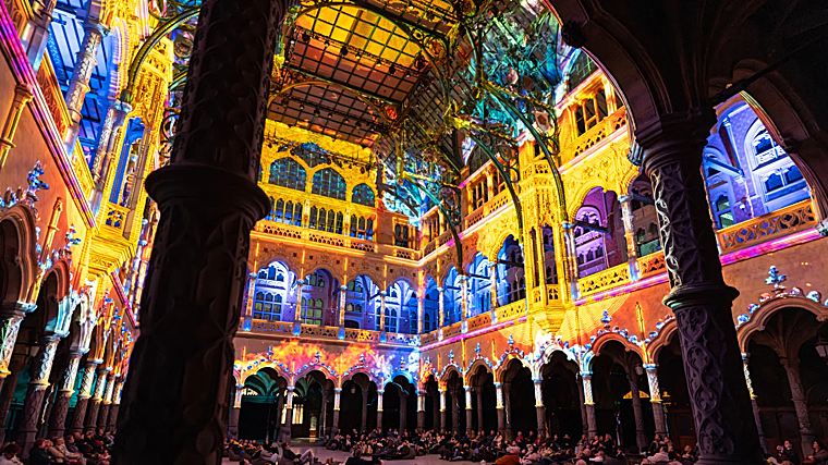 Experiencia inmersiva luminosa en una iglesia alemana del centro de Madrid