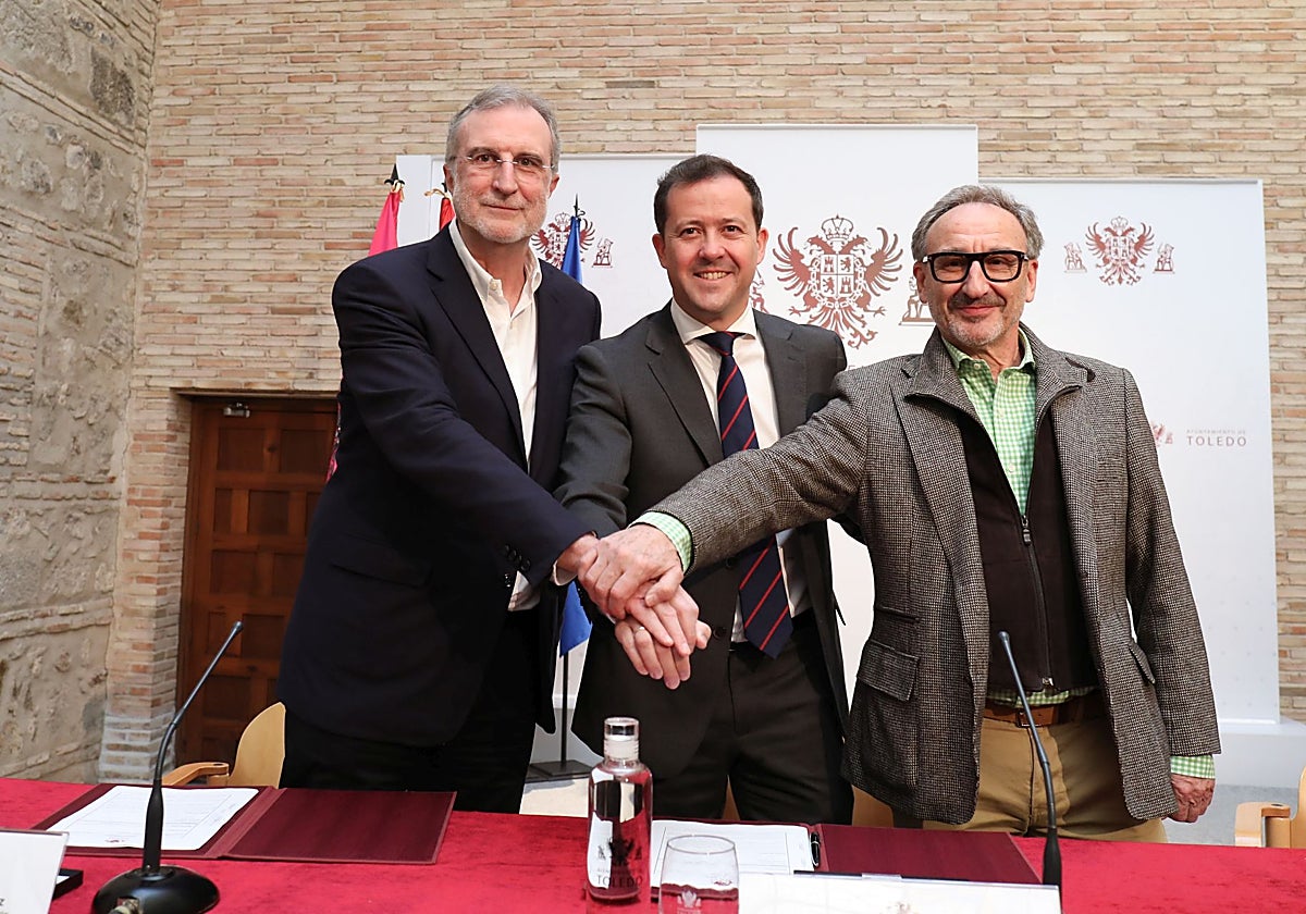 José María Ezquiaga, Carlos Velázquez y Florentino Delgado, durante la firma del contrato