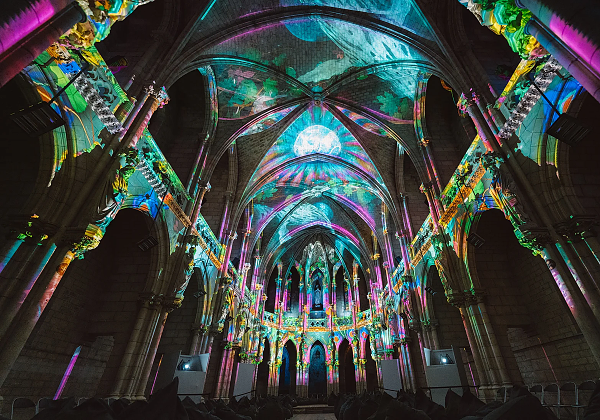 Espectáculo lumínico en una iglesia alemana del centro de Madrid