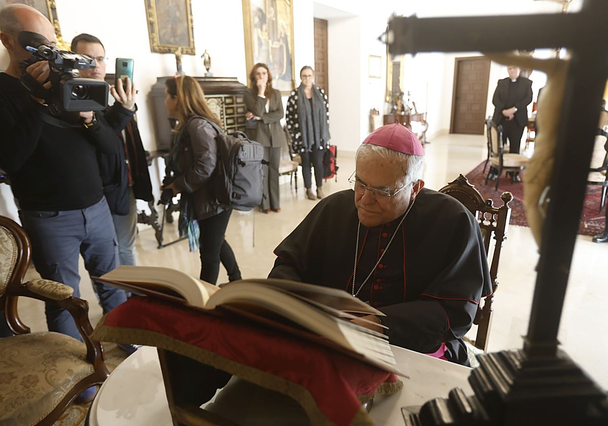 Demetrio Fernández, ya obispo emérito, jura como administrador de la diócesis de Córdoba