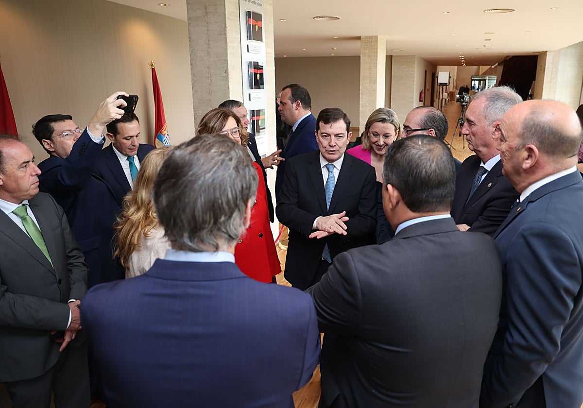 Mañueco conversa con alcaldes y presidentes de diputaciones que asistieron al Debate de Estado de la Comunidad