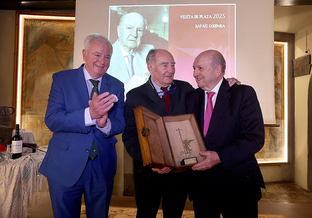 La emotiva entrega de la Veleta de Plata a Rafael Córdoba, de Pérez Barquero, en imágenes