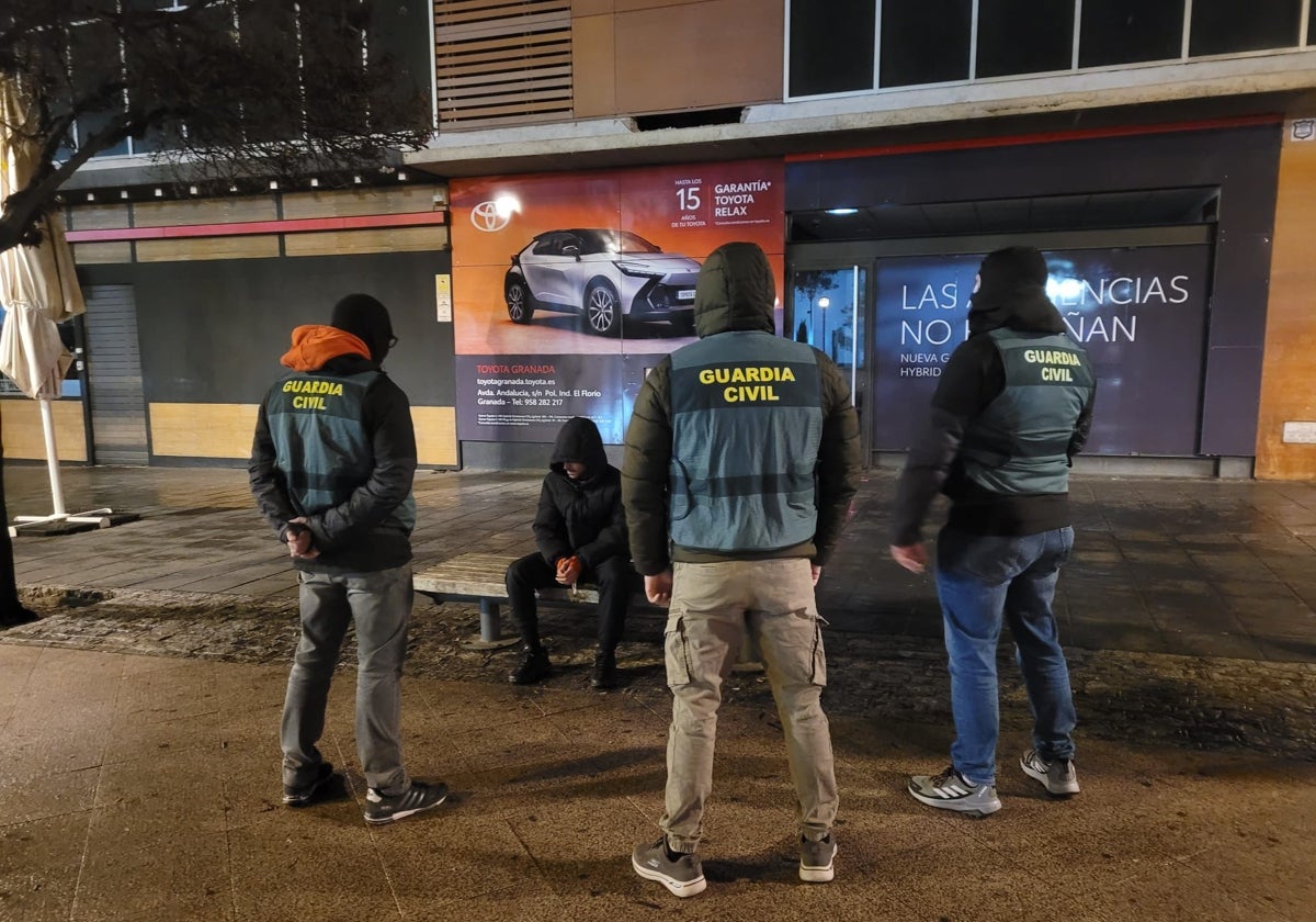 Momento de la detención del yihadista en Granada por la Guardia Civil