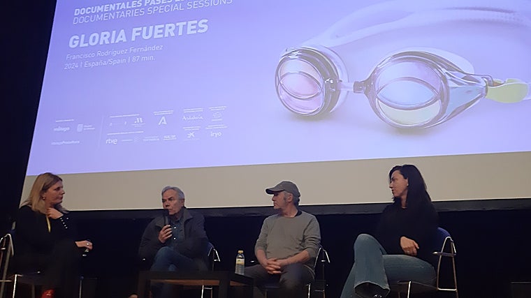 Coloquio celebrado tras la presentación del documental en el Festival de Cine de Málaga el 14 de marzo. De izquierda a derecha, la moderadora del coloquio, el director y coguionista del documental, Francisco Rodríguez Fernández, el poeta experto en postismo Amador Palacios y la especialista en la vida y la obra de Gloria Fuertes, Carmen María Jiménez.