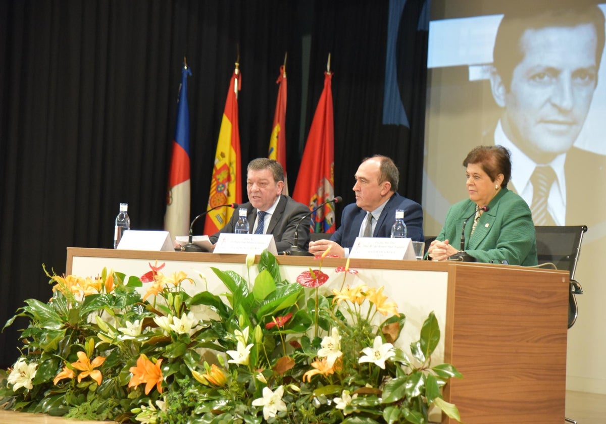 El consejero de la Presidencia, Luis Miguel González Gago; el alcalde de Cebreros, Pedro José Muñoz, y la rectora de la Universidad Católica de Ávila, María del Rosario Sáez, en el homenaje a Adolfo Suárez