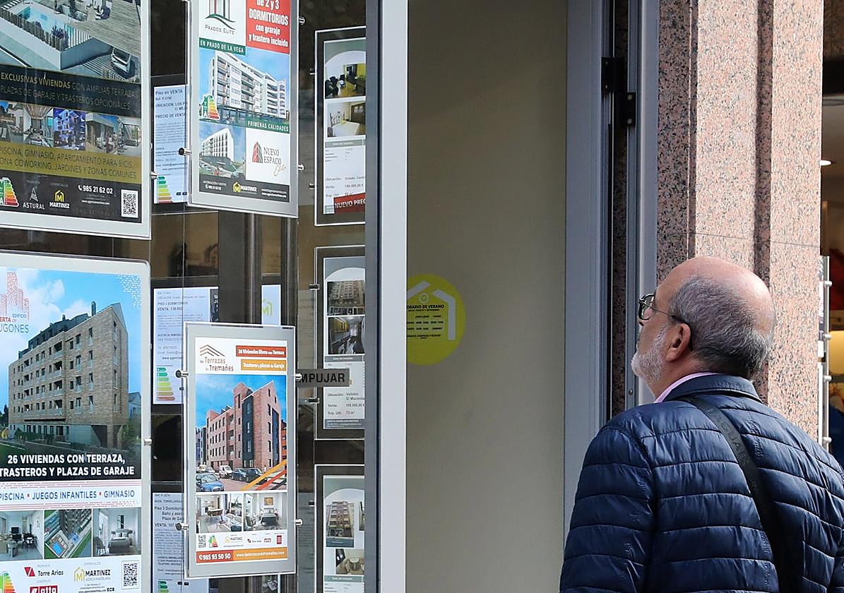 Una persona observa la oferta de una inmobiliaria