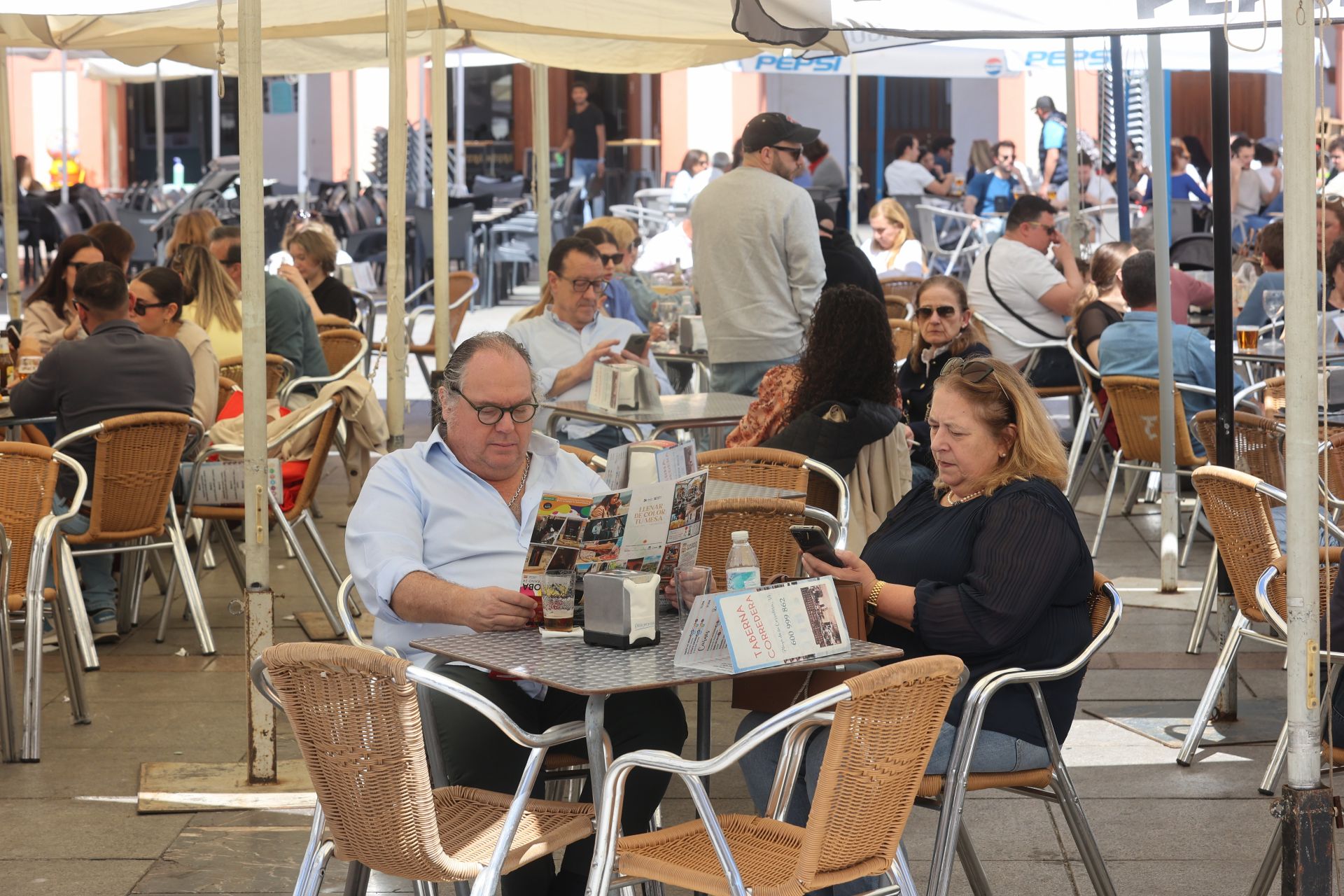 En imágenes, el ambiente en terrazas y calles de Córdoba por el buen tiempo