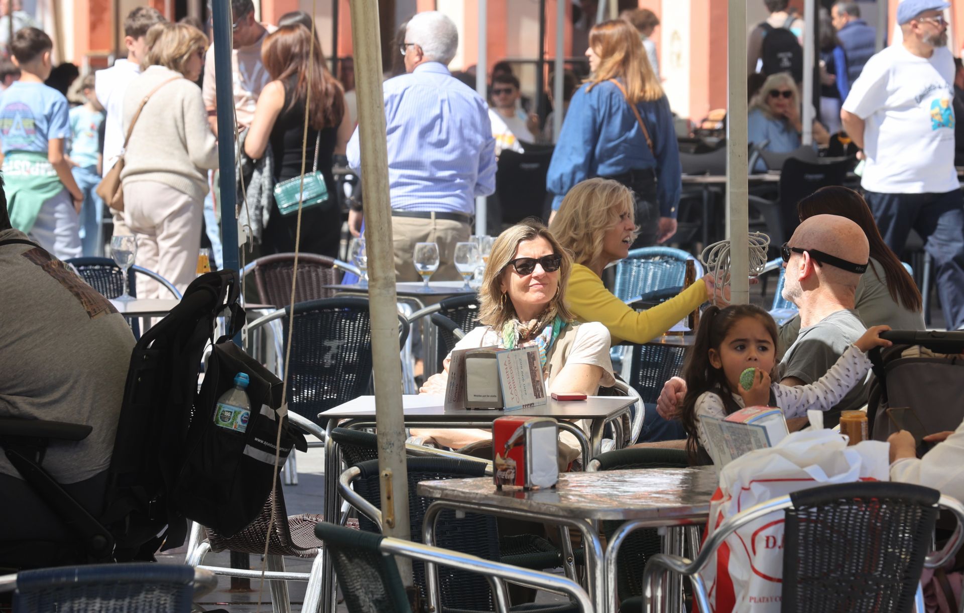 En imágenes, el ambiente en terrazas y calles de Córdoba por el buen tiempo