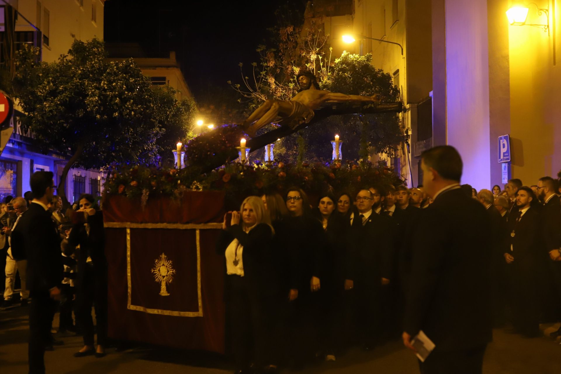 El fervor de Ciudad Jardín: el Cristo de la Confianza en su vía crucis cuaresmal, en imágenes