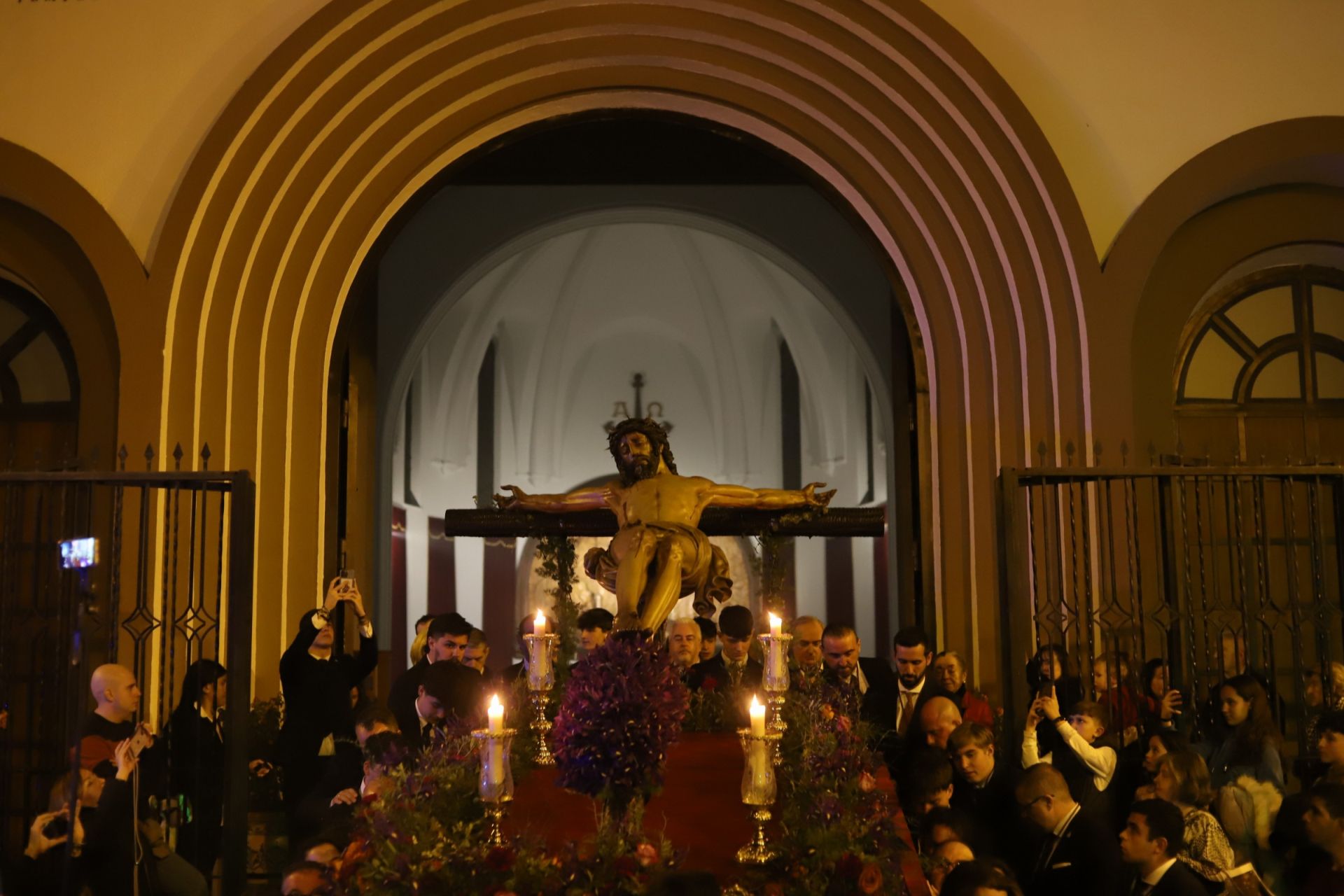 El fervor de Ciudad Jardín: el Cristo de la Confianza en su vía crucis cuaresmal, en imágenes