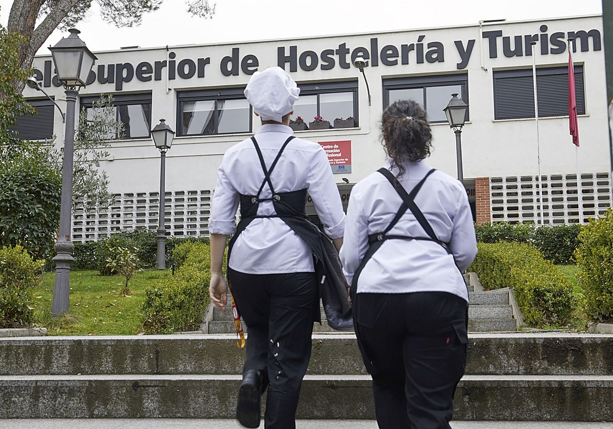 Dos alumnas, entrando en la Escuela Superior de Hostelería de Madrid