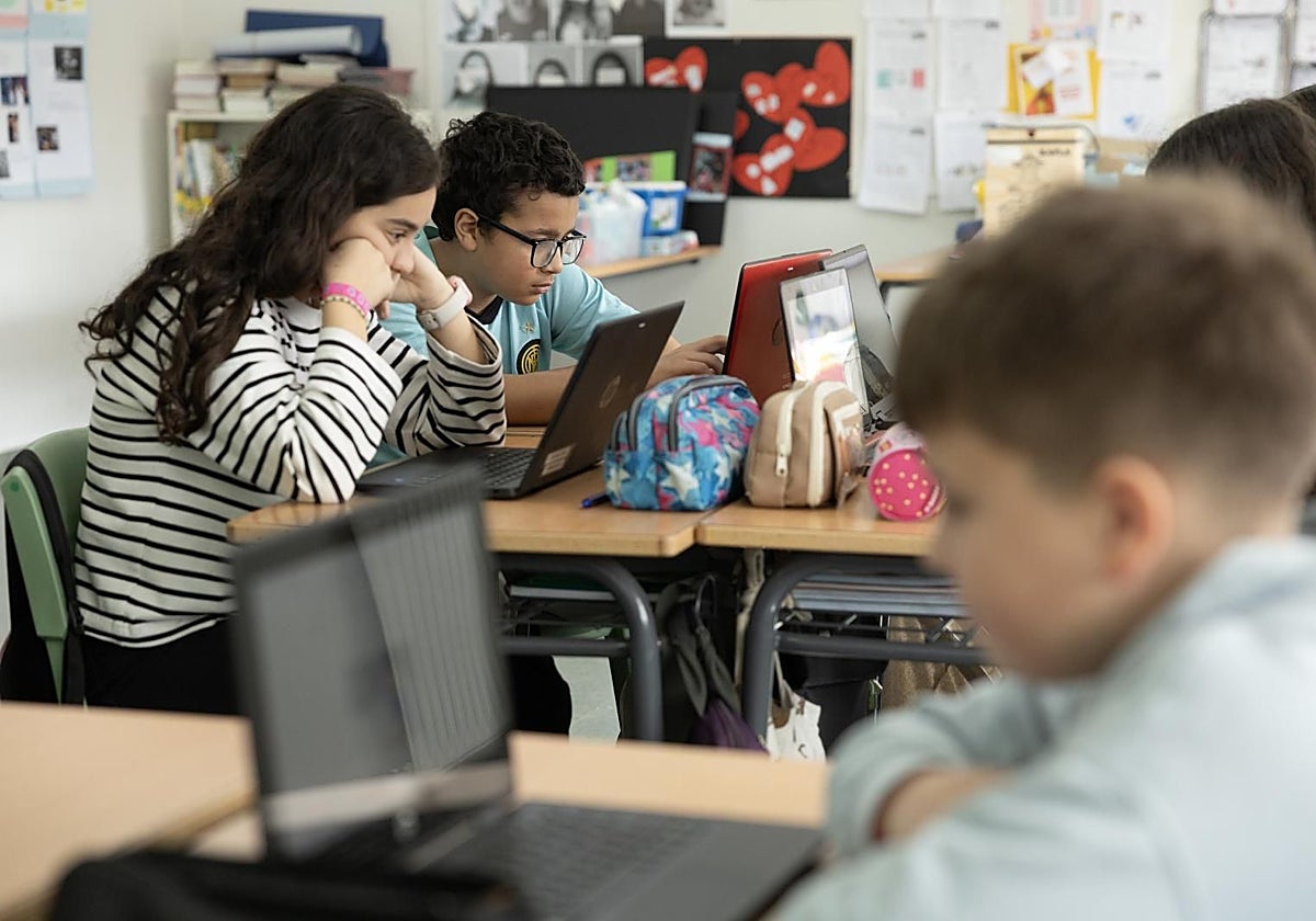 Escolares la pasada semana durante una clase en un colegio coruñés que aplica el E-dixgal