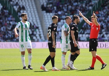 El árbitro refleja en el acta del Córdoba CF - Elche «el lanzamiento de una bola de papel aluminio»