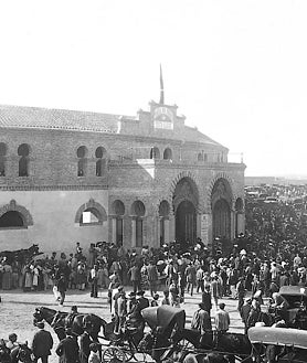 Imagen secundaria 2 - Arriba, plaza de toros de la Puerta de Alcalá, en 1854. Abajo, izq,, 1900, plaza de toros de Tetuán poco antes de inaugurarse. Dcha, inauguración de la plaza de toros de Vista Alegre, en 1908. 
