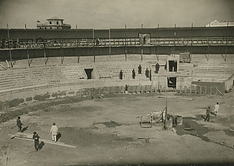 Imagen secundaria 1 - Arriba, plaza de toros de la Puerta de Alcalá, en 1854. Abajo, izq,, 1900, plaza de toros de Tetuán poco antes de inaugurarse. Dcha, inauguración de la plaza de toros de Vista Alegre, en 1908. 