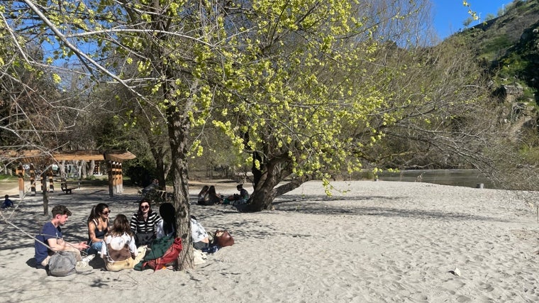 La zona estaba muy concurrida este lunes por la tarde en la ribera del Tajo