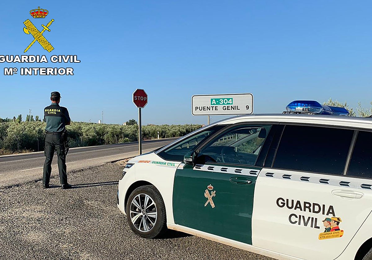 Una patrulla de la Guardia Civil en uno de los accesos a la localidad