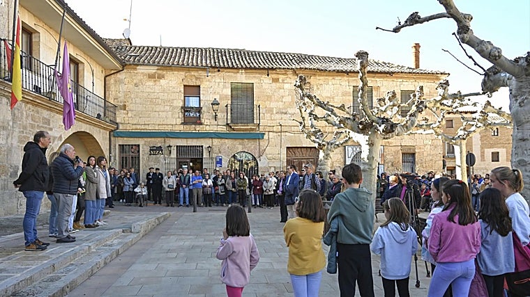 Minuto de silencio en Astudillo (Palencia) en recuerdo de las tres víctimas del accidente