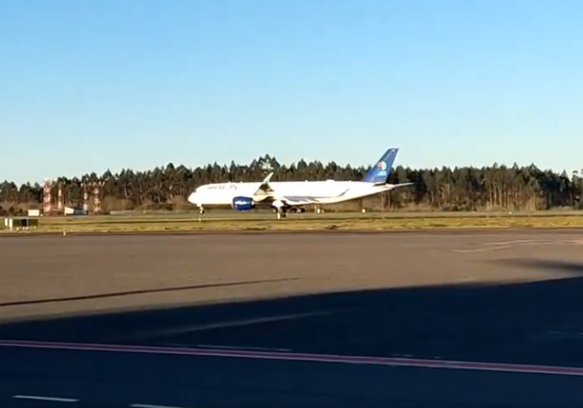 Un vuelo procedente de Ámsterdam y con destino el Caribe aterriza de emergencia en Santiago