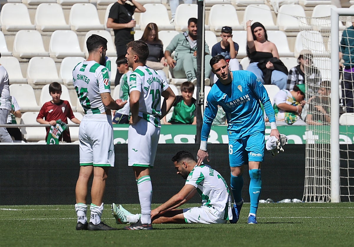Los jugadores blanquiverdes se lamentan tras un gol del rival en El Arcángel