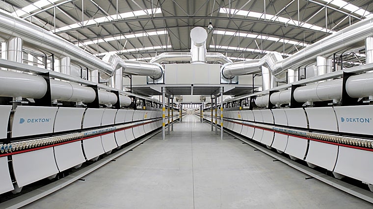 Interior de una fábrica de Dekton de Cosentino