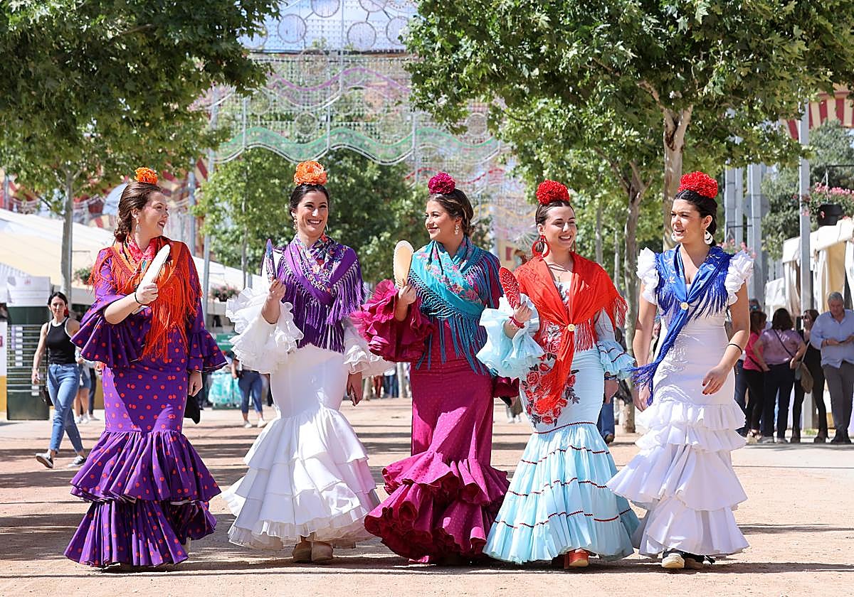 Un grupo de mujeres combate el calor con sus abanicos en la última Feria de Córdoba