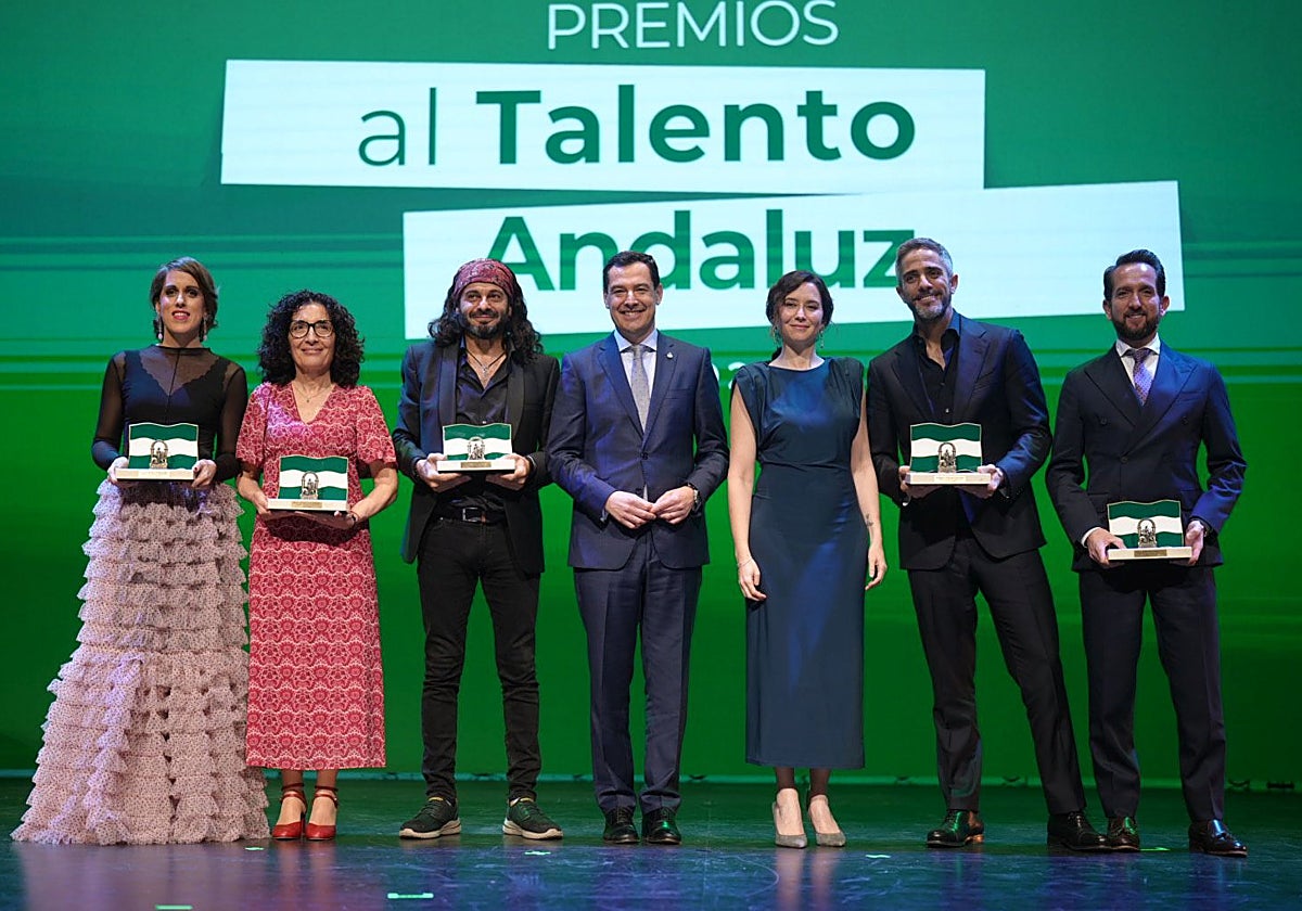 Juanma Moreno, con los premiados en la gala del Talento Andaluz