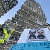 Protesta de los vecinos de la mujer que lanzó a sus perros por la ventana
