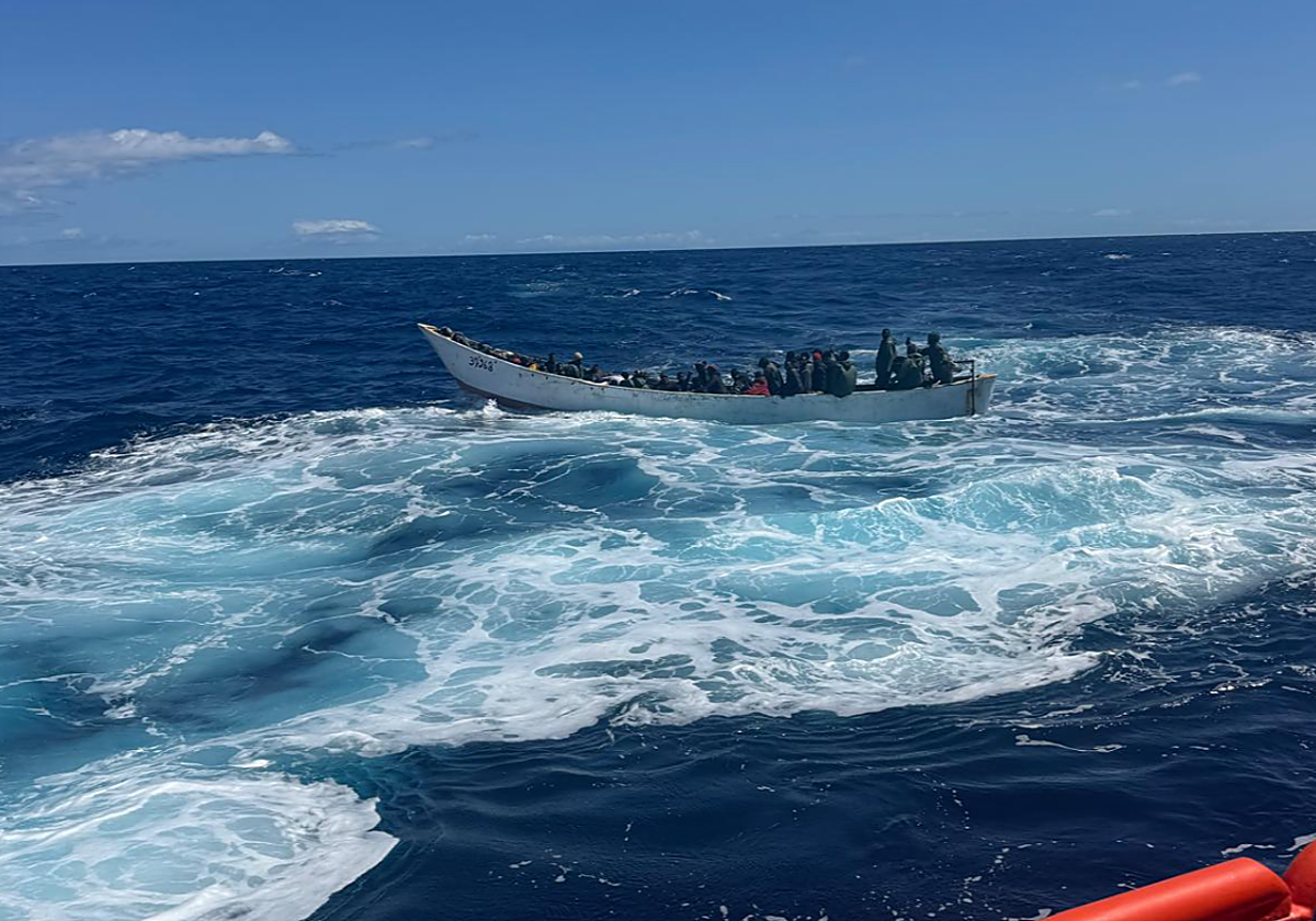 Uno de los cayucos localizado al sur de la isla de El Hierro