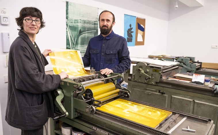 Imagen principal - Luján Marcos y Christian Granados en GRAGRA, taller gráfico; Gaia Schillaci, artesana textil siciliana vecina de la Ventilla; y la artista Bea Aiguabella junto a una de sus obras
