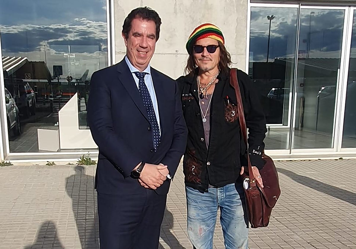 Alejandro Ibrahim, director del aeropuerto de Teruel, con el actor Johnny Depp, esta tarde en el aeródromo