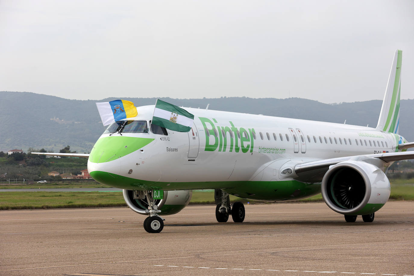 El primer vuelo de Binter entre Canarias y Córdoba, en imágenes