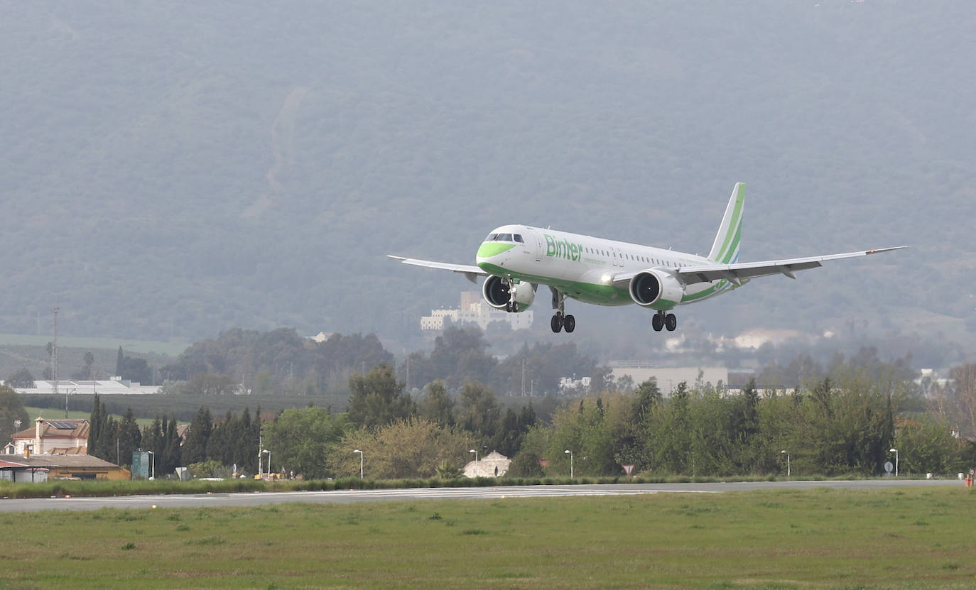 El primer vuelo de Binter entre Canarias y Córdoba, en imágenes