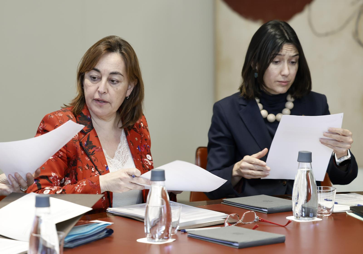Las consejeras del Govern Sílvia Paneque (izquierda), también portavoz, y Núria Parlon, hoy, antes de la reunión del consejo ejecutivo autonómico