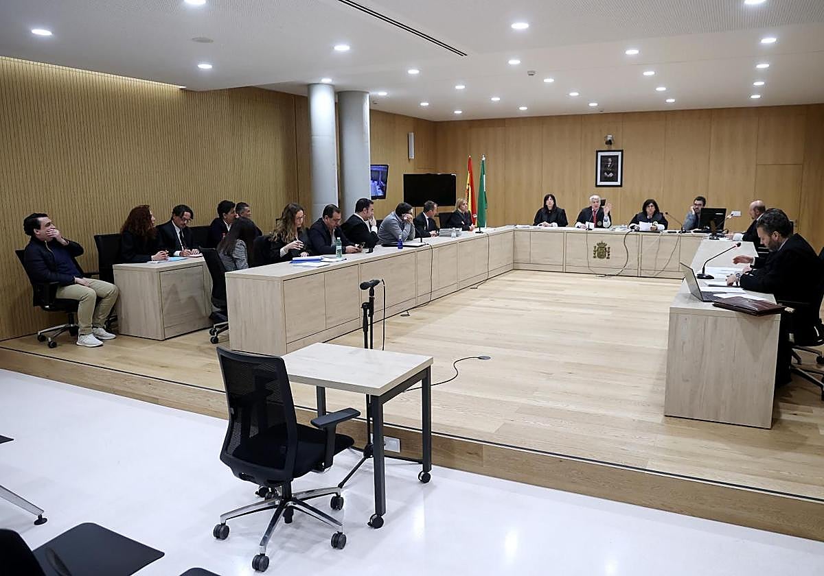 Los acusados en el caso del saqueo del Córdoba CF junto a los letrados en el juicio este martes